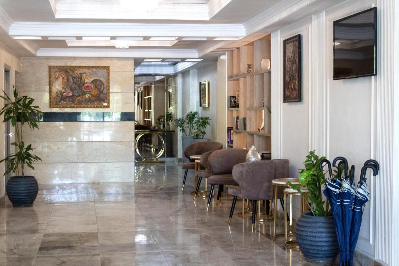 Orient Hotel Bishkek Exteriör bild