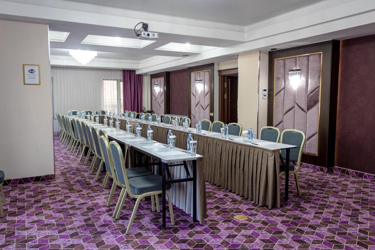 Orient Hotel Bishkek Exteriör bild